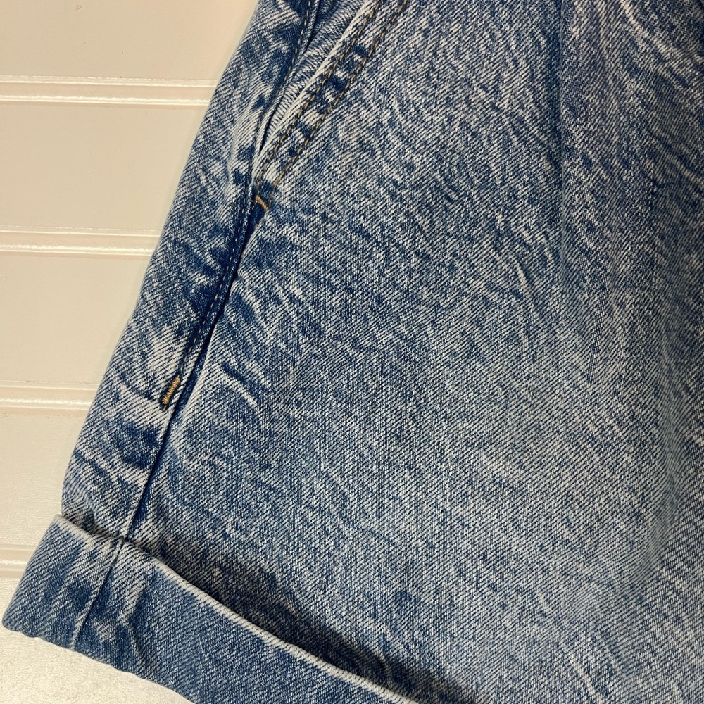 American Eagle Mom Shorts High Rise Denim Cuffed NWT Size 2 casual - Picture 2 of 6